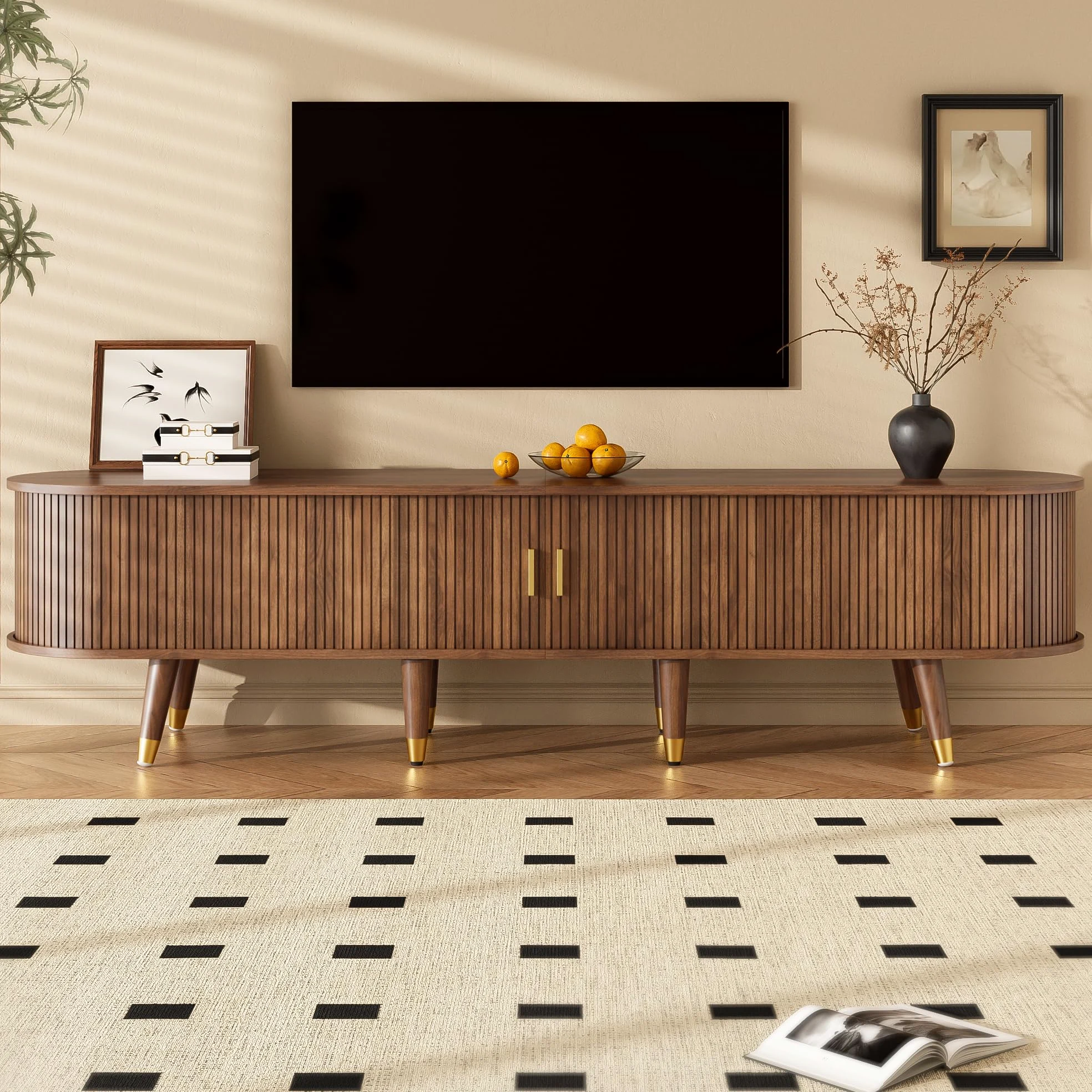 Mueble para TV de 175 cm con puerta corredera de ratán, aspecto de nogal y mucho espacio de almacenamiento, mesa de televisión rústica de MDF con compartimentos abiertos, cajones y armario