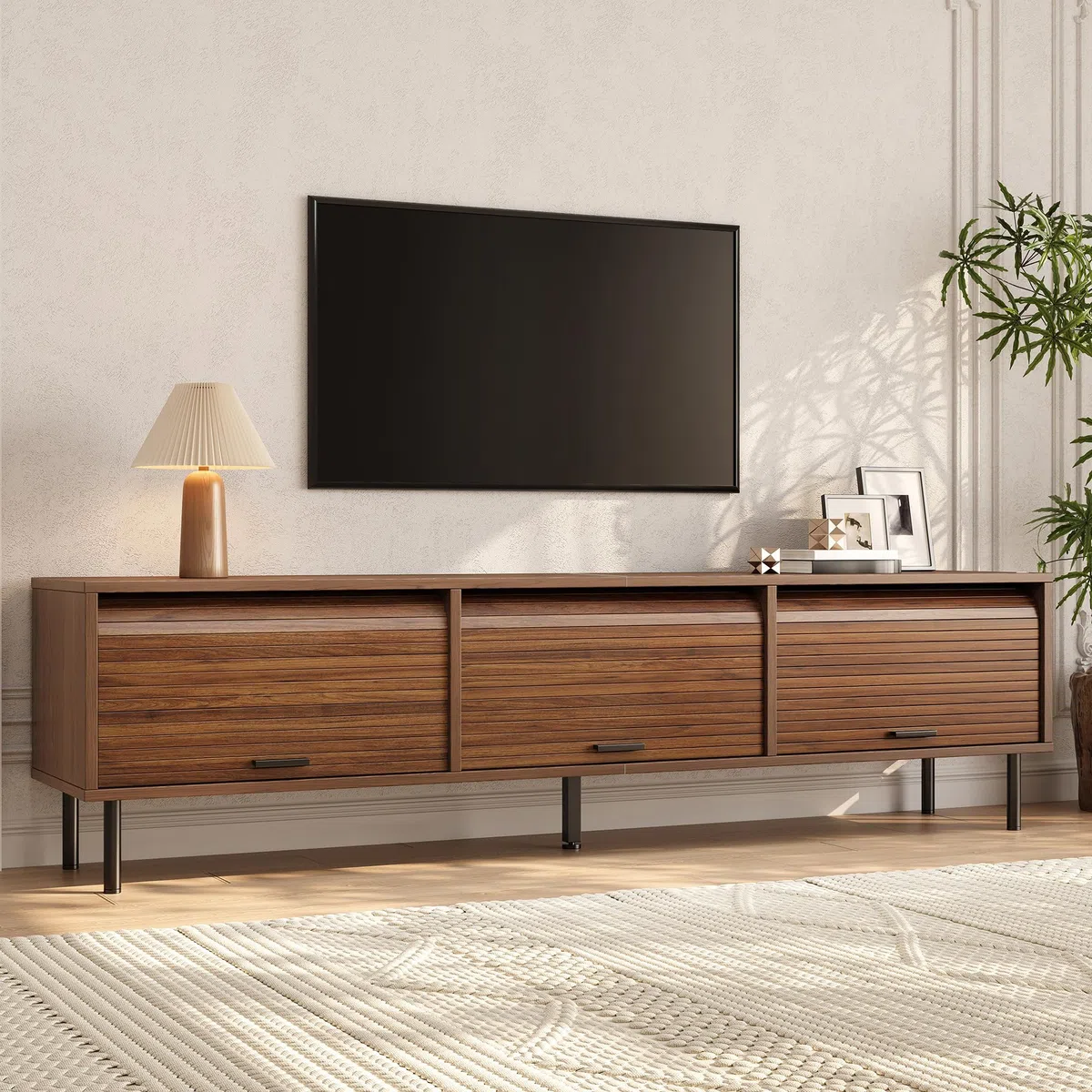 Mueble de TV, 3 puertas correderas, relieve vertical, tiradores negros, pies de metal negro, sala de estar, nogal