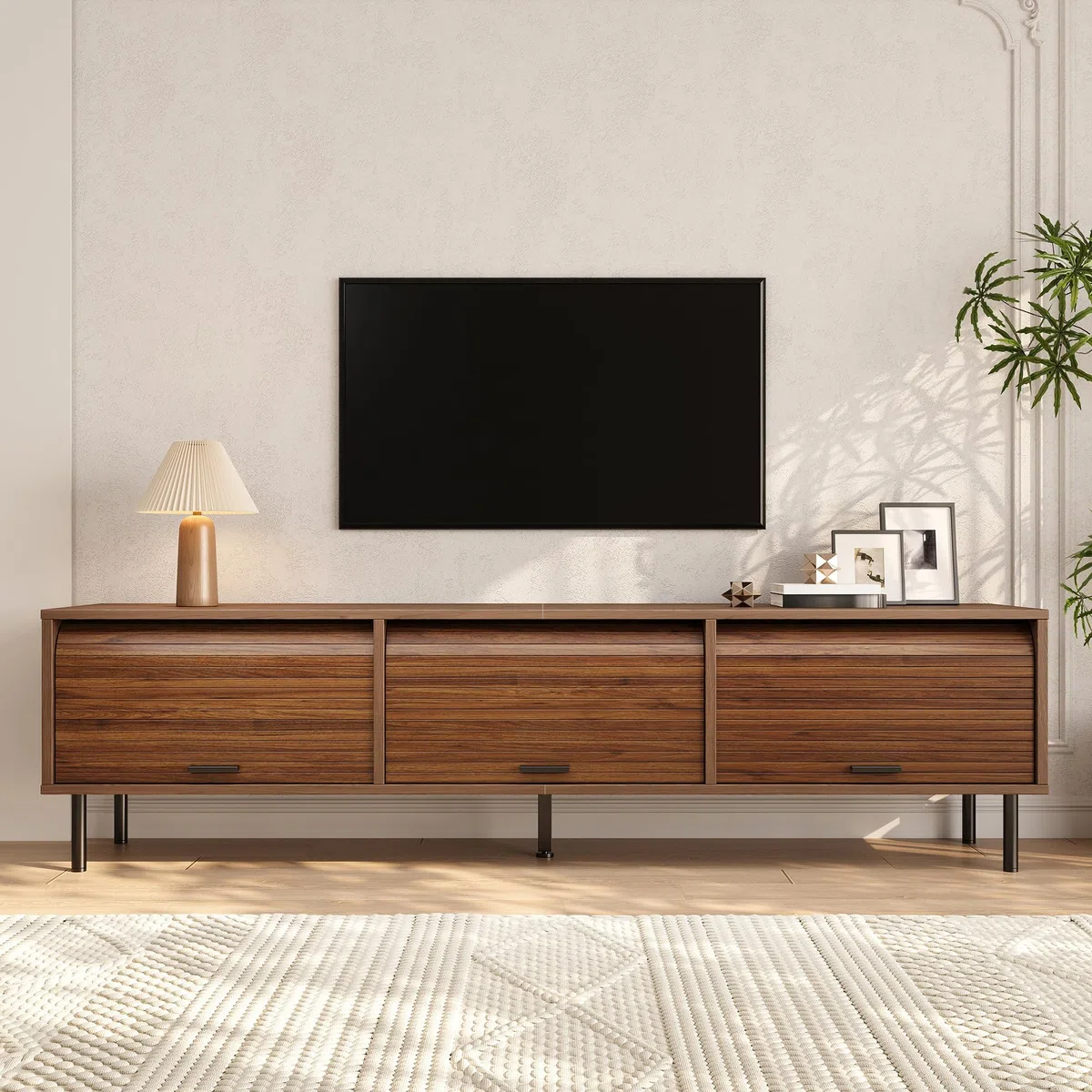 Mueble de TV, 3 puertas correderas, relieve vertical, tiradores negros, pies de metal negro, sala de estar, nogal